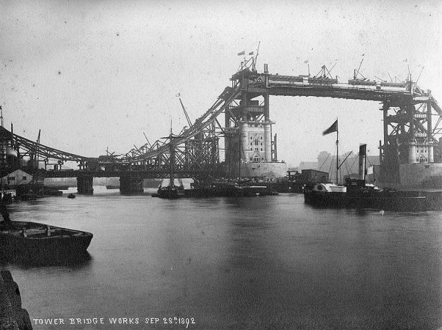 Iconos de la arquitectura e ingeneria 800px-tower_bridge_works_1892